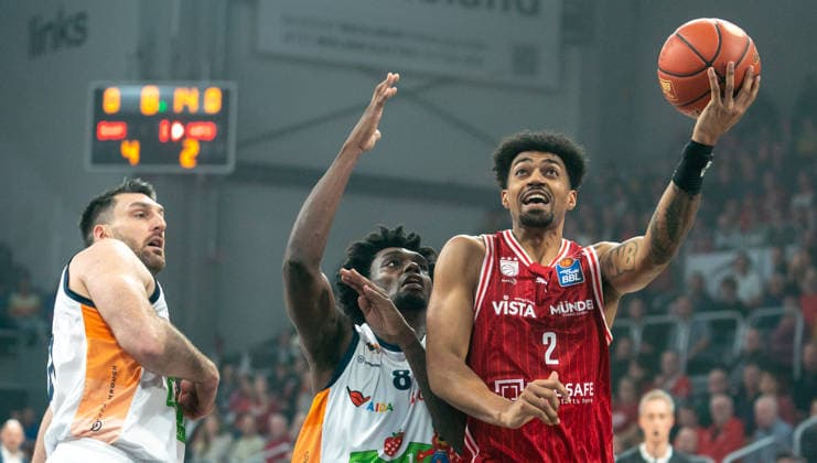 8 12 2025, Basketball, Men, easy credit BBL, easy credit Bundesliga, BBL, Bundesliga, 9 Matchday, Bamberg Baskets Rostock Seawolves Ibrahim Watson Bamberg Baskets, re against Kassim Nicholson Rostock Seawolves, Center Bamberg Brose Arena Bayern Germany