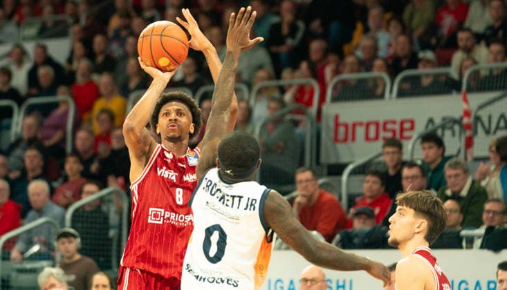 8 12 2025, Basketball, Men, easy credit BBL, easy credit Bundesliga, BBL, Bundesliga, 9 Matchday, Bamberg Baskets Rostock Seawolves TJ Crockett jr Rostock Seawolves, re vs Demarcus Marquette Demon Bamberg Baskets, li Bamberg Brose Arena Bayern Germany