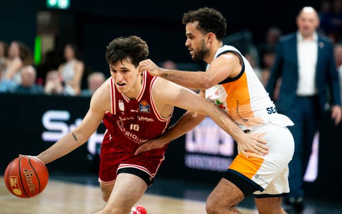8 12 2025, Basketball, Men, easy credit BBL, easy credit Bundesliga, BBL, Bundesliga, 9 Matchday, Bamberg Baskets Rostock Seawolves Adrian Petkovic Bamberg Baskets, li against Elias Baguette Rostock Seawolves, re Bamberg Brose Arena Bayern Germany