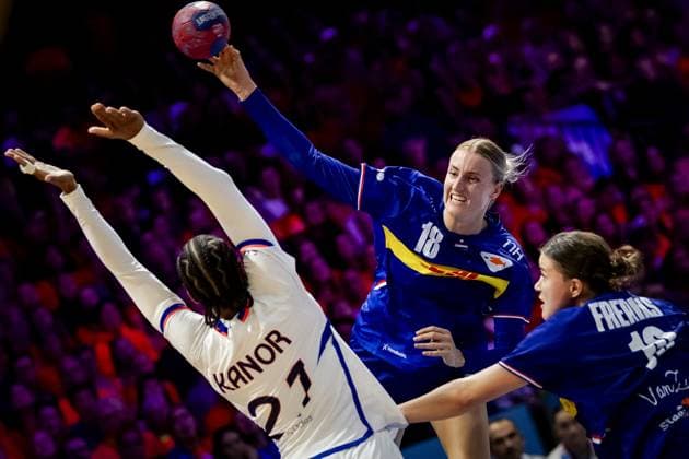 ROTTERDAM - Orlane Kanor (FRA), Kelly Dulfer (NED), and Merel Freriks (NED) during the group match between France and the Netherlands in the main round of the World Handball Championship in Ahoy Rotterdam. ANP ROBIN VAN LONKHUIJSEN xVIxANPxSportx xxANPxIVx 544320493 originalFilename: 544320493.jpg