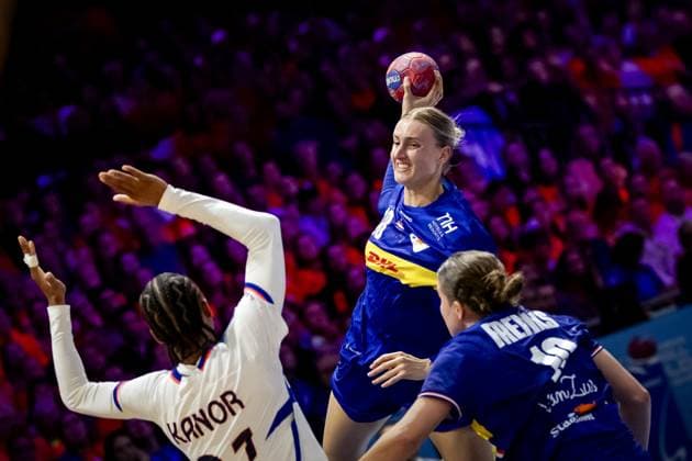 ROTTERDAM - Orlane Kanor (FRA), Kelly Dulfer (NED), and Merel Freriks (NED) during the group match between France and the Netherlands in the main round of the World Handball Championship in Ahoy Rotterdam. ANP ROBIN VAN LONKHUIJSEN xVIxANPxSportx xxANPxIVx 544320502 originalFilename: 544320502.jpg