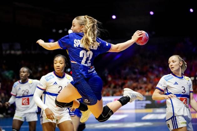 ROTTERDAM - ZoÃ« Sprengers (NED) during the group match between France and the Netherlands in the main round of the World Handball Championship in Ahoy Rotterdam. ANP ROBIN VAN LONKHUIJSEN xVIxANPxSportx xxANPxIVx 544320696 originalFilename: 544320696.jpg