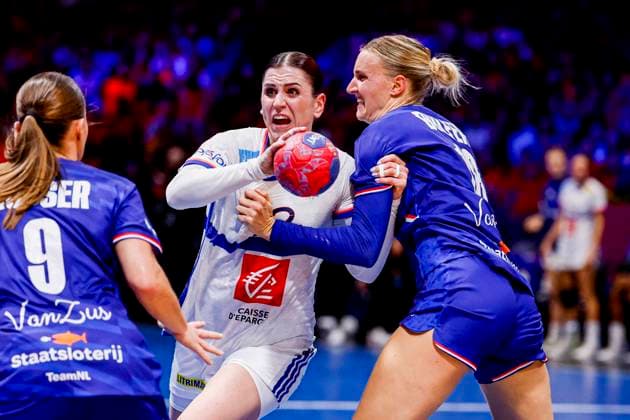 Tamara Horacek of France and Kelly Dulfer of the Netherlands fight for the ball Netherlands v France, 27th IHF Women s Handball World Championship, WM, Weltmeisterschaft - Main Round, Netherlands v France, Ahoy, December 8, 2025, Rotterdam, Netherlands.