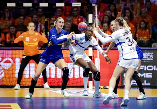 ROTTERDAM - Kelly Dulfer (NED) and Onacia Ondono (FRA) during the group match between France and the Netherlands in the main round of the World Handball Championship in Ahoy Rotterdam. ANP ROBIN VAN LONKHUIJSEN xVIxANPxSportx xxANPxIVx 544320935 originalFilename: 544320935.jpg