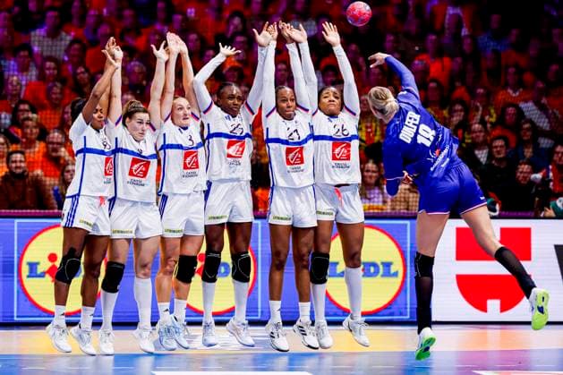 Kelly Dulfer of the Netherlands takes a free throw and Team France defends Netherlands v France, 27th IHF Women s Handball World Championship, WM, Weltmeisterschaft - Main Round, Netherlands v France, Ahoy, December 8, 2025, Rotterdam, Netherlands.