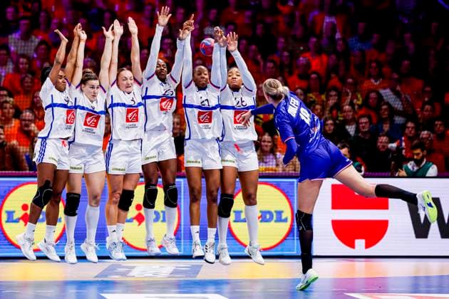 Kelly Dulfer of the Netherlands takes a free throw and Team France defends Netherlands v France, 27th IHF Women s Handball World Championship, WM, Weltmeisterschaft - Main Round, Netherlands v France, Ahoy, December 8, 2025, Rotterdam, Netherlands.