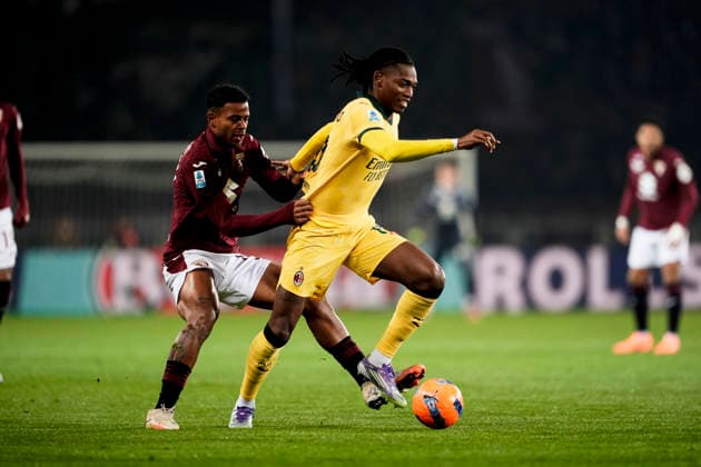 TorinoÕs Tino Anjorin fights for the ball with AC MilanÕs Rafael Leao during the Serie A soccer match between Torino Fc and Milan at the Stadio Olimpico Grande Torino in Turin, north west Italy - Dicember 8, 2025. - Soccer  Copyright: xFabioxFerrari LaPressex