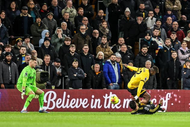 Premier League Wolverhampton Wanderers v Manchester United, ManU Bruno Fernandes of Manchester Untied scores to make it 0-1 during the Premier League match Wolverhampton Wanderers vs Manchester United at Molineux, Wolverhampton, United Kingdom, 8th December 2025 (Photo by Alfie Cosgrove News Images) Wolverhampton Molineux West Midlands United Kingdom Copyright: xAlfiexCosgrove NewsxImagesx