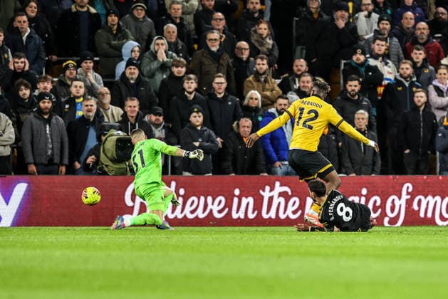 Premier League Wolverhampton Wanderers v Manchester United, ManU Bruno Fernandes of Manchester Untied scores to make it 0-1 during the Premier League match Wolverhampton Wanderers vs Manchester United at Molineux, Wolverhampton, United Kingdom, 8th December 2025 (Photo by Alfie Cosgrove News Images) Wolverhampton Molineux West Midlands United Kingdom Copyright: xAlfiexCosgrove NewsxImagesx
