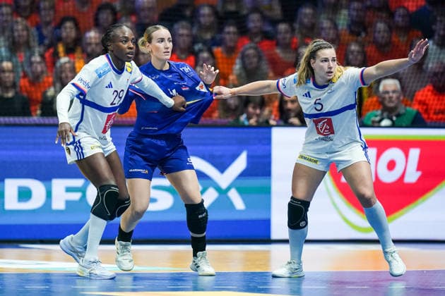 2025-12-08 Netherlands v France - IHF World Women s Handball Championship ROTTERDAM, NETHERLANDS - DECEMBER 8: Onacia Ondono of France, Nikita van der Vliet of the Netherlands, Clarisse Mairot of France during the IHF World Women s Handball Championship match between Netherlands and France at Ahoy on December 8, 2025 in Rotterdam, Netherlands. Rotterdam Ahoy Netherlands Content not available for redistribution in The Netherlands directly or indirectly through any third parties. Copyright: xHenkxSeppenx