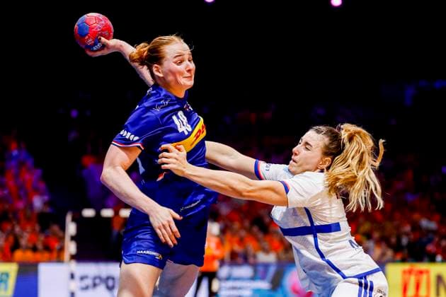 Dione Housheer of the Netherlands throw the ball under pressure from Clarisse Mairot of France Netherlands v France, 27th IHF Women s Handball World Championship, WM, Weltmeisterschaft - Main Round, Netherlands v France, Ahoy, December 8, 2025, Rotterdam, Netherlands.