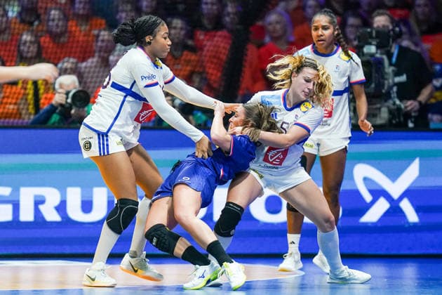 2025-12-08 Netherlands v France - IHF World Women s Handball Championship ROTTERDAM, NETHERLANDS - DECEMBER 8: Onacia Ondono of France, Larissa Nusser of the Netherlands, Clarisse Mairot of France during the IHF World Women s Handball Championship match between Netherlands and France at Ahoy on December 8, 2025 in Rotterdam, Netherlands. Rotterdam Ahoy Netherlands Content not available for redistribution in The Netherlands directly or indirectly through any third parties. Copyright: xHenkxSeppenx