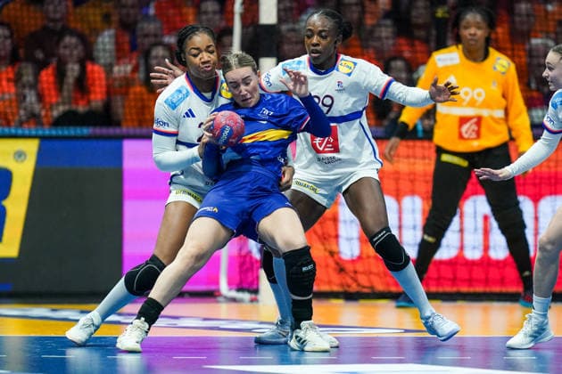 2025-12-08 Netherlands v France - IHF World Women s Handball Championship ROTTERDAM, NETHERLANDS - DECEMBER 8: Pauletta Foppa of France, Nikita van der Vliet of the Netherlands, Onacia Ondono of France during the IHF World Women s Handball Championship match between Netherlands and France at Ahoy on December 8, 2025 in Rotterdam, Netherlands. Rotterdam Ahoy Netherlands Content not available for redistribution in The Netherlands directly or indirectly through any third parties. Copyright: xHenkxSeppenx