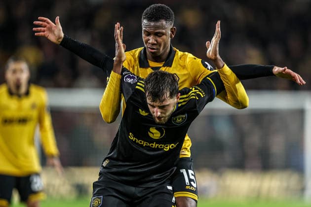 Premier League Wolverhampton Wanderers v Manchester United, ManU Yerson Mosquera of Wolverhampton Wanderers and Mason Mount of Manchester Untied battle for the ball during the Premier League match Wolverhampton Wanderers vs Manchester United at Molineux, Wolverhampton, United Kingdom, 8th December 2025 (Photo by Alfie Cosgrove News Images) Wolverhampton Molineux West Midlands United Kingdom Copyright: xAlfiexCosgrove NewsxImagesx