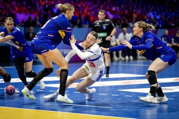 ROTTERDAM - Kelly Dulfer (NED), LÃ na Grandveau (FRA), and Nikita van der Vliet (NED) during the group match between France and the Netherlands in the main round of the World Handball Championship in Ahoy Rotterdam. ANP ROBIN VAN LONKHUIJSEN xVIxANPxSportx xxANPxIVx 544321741 originalFilename: 544321741.jpg
