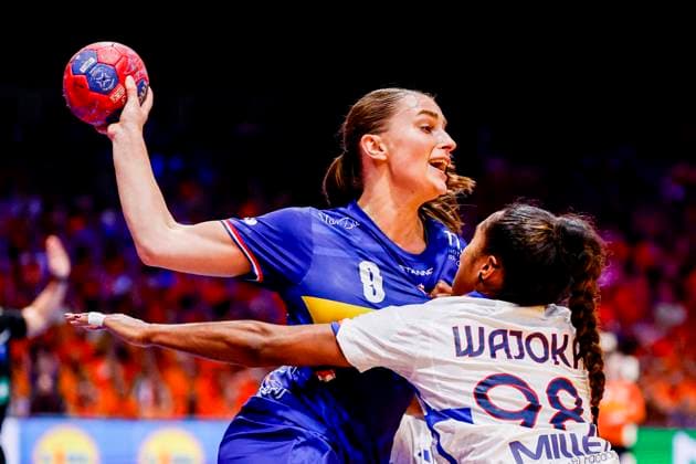 Larissa Nusser of the Netherlands throw the ball under pressure of Suzanne Wajoko of France Netherlands v France, 27th IHF Women s Handball World Championship, WM, Weltmeisterschaft - Main Round, Netherlands v France, Ahoy, December 8, 2025, Rotterdam, Netherlands.