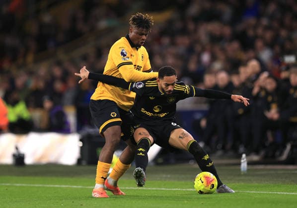 Fußball Premier League Wolverhampton Wanderers gegen Manchester United 8. Dezember 2025 Premier League Wolverhampton Wanderers gegen Manchester United Emmanuel Agbadou von Wolverhampton Wanderers und Matheus Cunha von Manchester United Foto Simon Stacpoole Abseits Wolverhampton UK  Copyright: xSimonxStacpoolexOffside