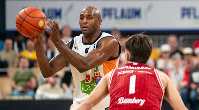 8 12 2025, Basketball, Men, easy credit BBL, easy credit Bundesliga, BBL, Bundesliga, 9 Matchday, Bamberg Baskets Rostock Seawolves DeAndre Lansdowne Rostock Seawolves, li vs Zachary Ensminhger Bamberg Baskets, re Bamberg Brose Arena Bayern Germany