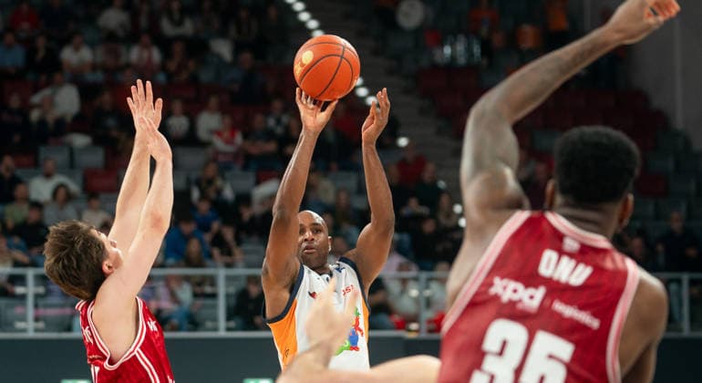 8 12 2025, Basketball, Men, easy credit BBL, easy credit Bundesliga, BBL, Bundesliga, 9 Matchday, Bamberg Baskets Rostock Seawolves DeAndre Lansdowne Rostock Seawolves, Center vs Ejofor Onu Bamberg Baskets, re Bamberg Brose Arena Bayern Germany