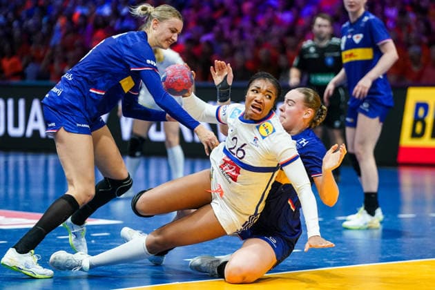 2025-12-08 Netherlands v France - IHF World Women s Handball Championship ROTTERDAM, NETHERLANDS - DECEMBER 8: Kelly Dulfer of the Netherlands, Pauletta Foppa of France, Romee Maarschalkerweerd of the Netherlands during the IHF World Women s Handball Championship match between Netherlands and France at Ahoy on December 8, 2025 in Rotterdam, Netherlands. Rotterdam Ahoy Netherlands Content not available for redistribution in The Netherlands directly or indirectly through any third parties. Copyright: xHenkxSeppenx