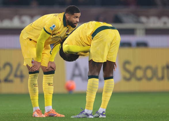 Turin, Italy, 8th December 2025. Ruben Loftus-Cheek of AC Milan checks on team mate Rafael Leao after he pulled up with an injury during the Torino vs AC Milan Serie A match at Stadio Grande Torino, Turin. Picture credit should read: Jonathan Moscrop Sportimage EDITORIAL USE ONLY. No use with unauthorised audio, video, data, fixture lists, club league logos or live services. Online in-match use limited to 120 images, no video emulation. No use in betting, games or single club league player publications. SPI_040_JM_TORO_MILAN SPI-4323-0048