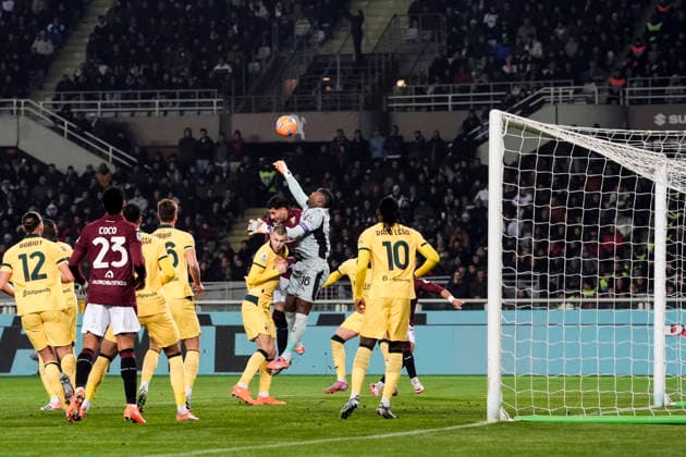 AC Milan s goalkeeper Mike Maignan during the Serie A soccer match between Torino Fc and Milan at the Stadio Olimpico Grande Torino in Turin, north west Italy - Dicember 8, 2025. - Soccer  Copyright: xFabioxFerrari LaPressex