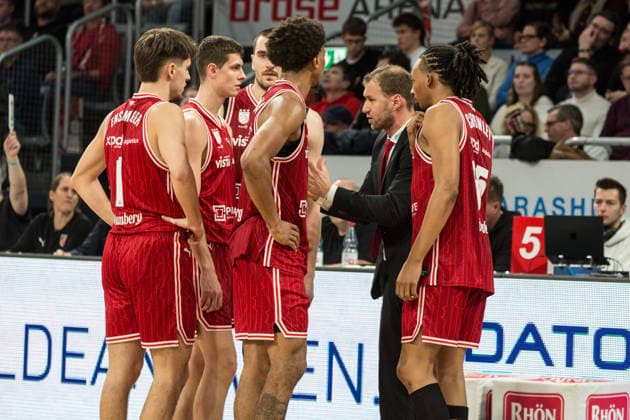 Bamberg, Germany 08 December 2025 1 BBL 2025 2026 BMA365 Bamberg Baskets vs Rostock Seawolves In the picture coach Anton Gavel Bamberg takes his team together with first look Brose Arena Bayern Copyright: xFotostandx xSchmittx