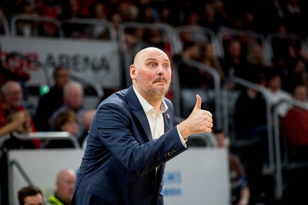 Bamberg, Germany 08 December 2025 1 BBL 2025 2026 BMA365 Bamberg Baskets vs Rostock Seawolves In the picture coach Przemyslaw Frasunkiewicz Rostock gestures to his team with his thumbs up at a 20 point lead Brose Arena Bayern Copyright: xFotostandx xSchmittx