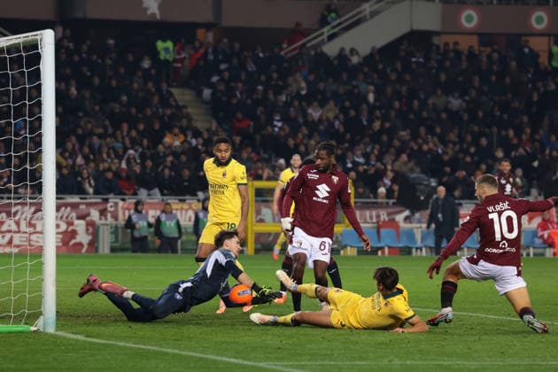 Turin, Italy, 8th December 2025. Samuele Ricci of AC Milan is denied a goal by Franco Israel of Torino FC during the Torino vs AC Milan Serie A match at Stadio Grande Torino, Turin. Picture credit should read: Jonathan Moscrop Sportimage EDITORIAL USE ONLY. No use with unauthorised audio, video, data, fixture lists, club league logos or live services. Online in-match use limited to 120 images, no video emulation. No use in betting, games or single club league player publications. SPI_056_JM_TORO_MILAN SPI-4323-0056
