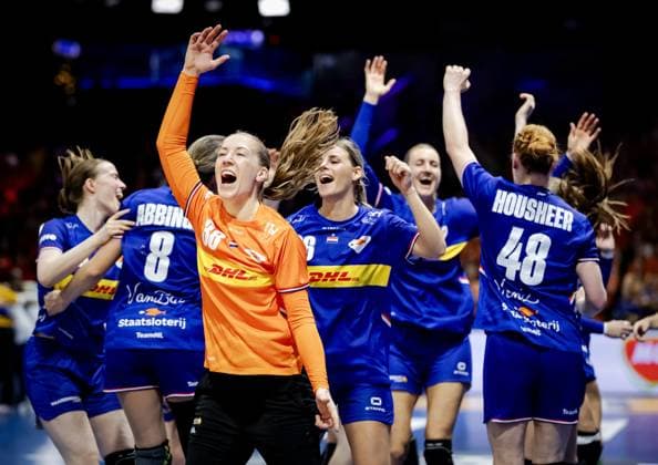 ROTTERDAM - Yara ten Holte (NED) celebrates victory during the group match between France and the Netherlands in the main round of the World Handball Championship in Ahoy Rotterdam. ANP ROBIN VAN LONKHUIJSEN xVIxANPxSportx xxANPxIVx 544324110 originalFilename: 544324110.jpg