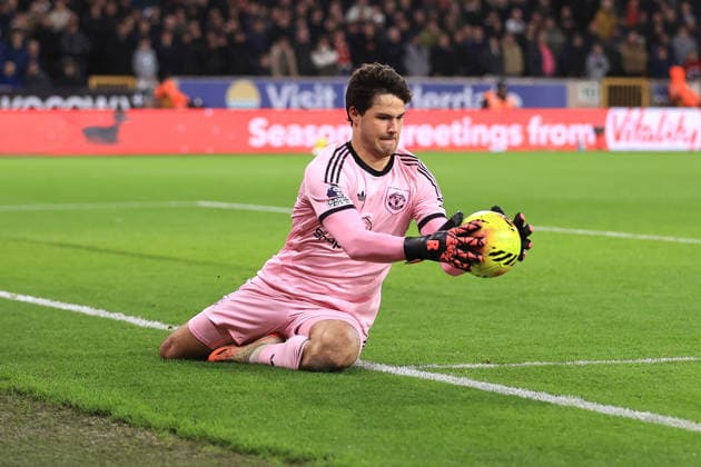 Fußball Premier League Wolverhampton Wanderers v Manchester United 8. Dezember 2025 Premier League Wolverhampton Wanderers v Manchester United Manchester United Torwart Senne Lammens rettet Foto Simon Stacpoole Abseits Wolverhampton UK  Copyright: xSimonxStacpoolexOffside