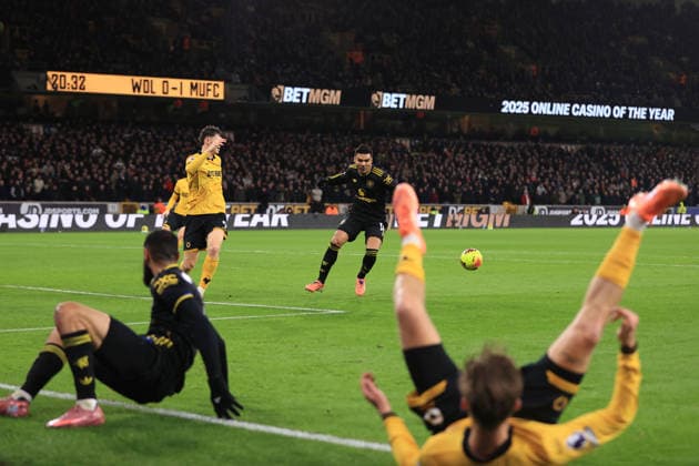 Fußball Premier League Wolverhampton Wanderers v Manchester United 8. Dezember 2025 Premier League Wolverhampton Wanderers v Manchester United Casemiro von Manchester United Foto Simon Stacpoole Abseits Wolverhampton UK  Copyright: xSimonxStacpoolexOffside