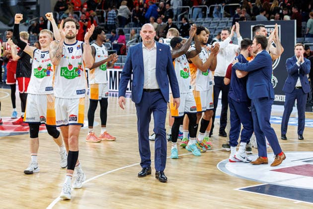 Team, squad, cheers, jubilation, positive emotions, positive emotion, end of game, BMA365 Bamberg Baskets vs Rostock Seawolves, Basketball, easyCredit BBL, Matchday 9, 08 12 2025 BMA365 Bamberg Baskets vs Rostock Seawolves, Basketball, easyCredit BBL, Matchday 9, 08 12 2025 Bamberg Copyright: xEibner-Pressefoto G.xSantemizx EP_EER