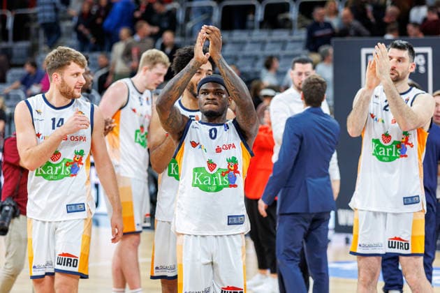Jonas Zilinskas Rostock Seawolves, 14 , TJ Crockett Jr Rostock Seawolves, 00 , cheers, jubilation, positive emotion, positive emotion, end of game, team, squad, BMA365 Bamberg Baskets vs Rostock Seawolves, Basketball, easyCredit BBL, Matchday 9, 08 12 2025 BMA365 Bamberg Baskets vs Rostock Seawolves, Basketball, easyCredit BBL, Matchday 9, 08 12 2025 Bamberg Copyright: xEibner-Pressefoto G.xSantemizx EP_EER