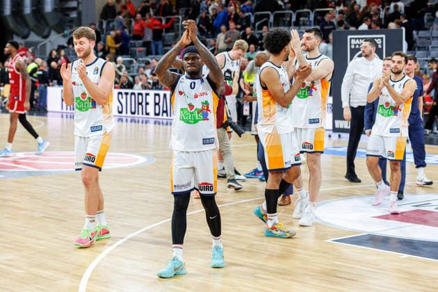 Jonas Zilinskas Rostock Seawolves, 14 , TJ Crockett Jr Rostock Seawolves, 00 , cheers, jubilation, positive emotion, positive emotion, end of game, team, squad, BMA365 Bamberg Baskets vs Rostock Seawolves, Basketball, easyCredit BBL, Matchday 9, 08 12 2025 BMA365 Bamberg Baskets vs Rostock Seawolves, Basketball, easyCredit BBL, Matchday 9, 08 12 2025 Bamberg Copyright: xEibner-Pressefoto G.xSantemizx EP_EER