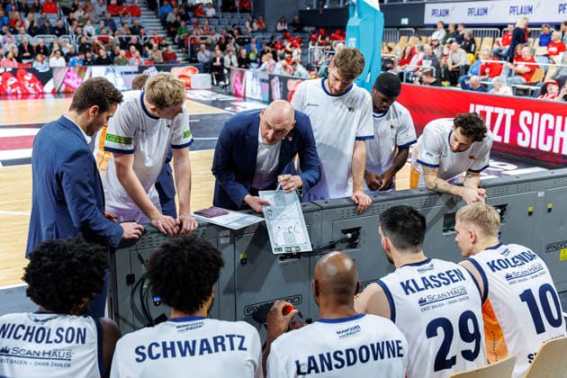 Przemyslaw Frasunkiewicz Rostock Seawolves, Coach , Timeout, Team, Crew, BMA365 Bamberg Baskets vs Rostock Seawolves, Basketball, easyCredit BBL, Matchday 9, 08 12 2025 BMA365 Bamberg Baskets vs Rostock Seawolves, Basketball, easyCredit BBL, Matchday 9, 08 12 2025 Bamberg Copyright: xEibner-Pressefoto G.xSantemizx EP_EER