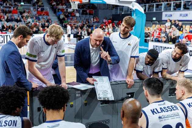 Przemyslaw Frasunkiewicz Rostock Seawolves, Coach , Timeout, Team, Crew, BMA365 Bamberg Baskets vs Rostock Seawolves, Basketball, easyCredit BBL, Matchday 9, 08 12 2025 BMA365 Bamberg Baskets vs Rostock Seawolves, Basketball, easyCredit BBL, Matchday 9, 08 12 2025 Bamberg Copyright: xEibner-Pressefoto G.xSantemizx EP_EER