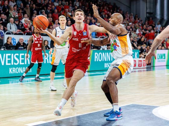 Richard Balint BMA365 Bamberg Baskets, 11 , DeAndre Lansdowne Rostock Seawolves, 09 , BMA365 Bamberg Baskets vs Rostock Seawolves, Basketball, easyCredit BBL, Matchday 9, 08 12 2025 BMA365 Bamberg Baskets vs Rostock Seawolves, Basketball, easyCredit BBL, Matchday 9, 08 12 2025 Bamberg Copyright: xEibner-Pressefoto G.xSantemizx EP_EER