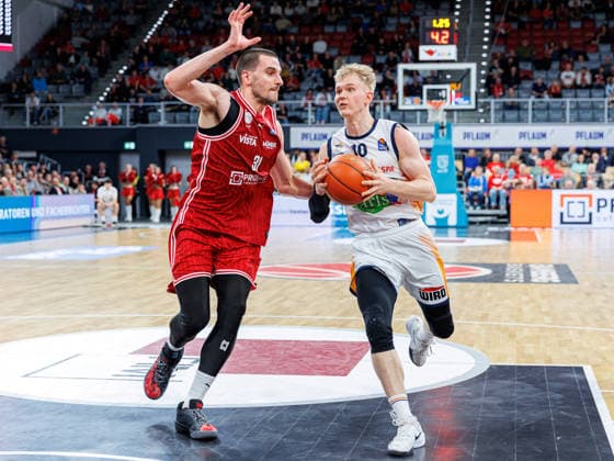 Daniel Keppeler BMA365 Bamberg Baskets, 31 , Lukasz Kolenda Rostock Seawolves, 10 , BMA365 Bamberg Baskets vs Rostock Seawolves, Basketball, easyCredit BBL, Matchday 9, 08 12 2025 BMA365 Bamberg Baskets vs Rostock Seawolves, Basketball, easyCredit BBL, Matchday 9, 08 12 2025 Bamberg Copyright: xEibner-Pressefoto G.xSantemizx EP_EER