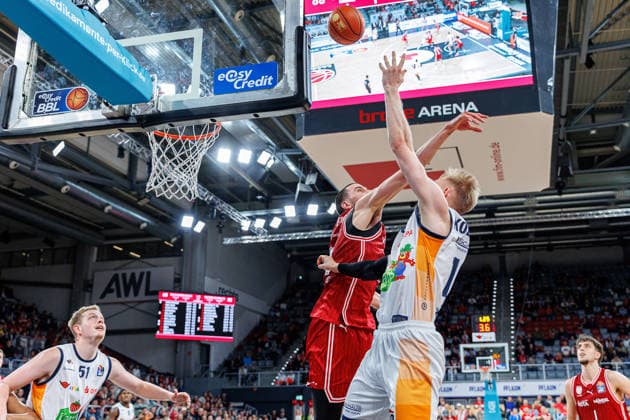 Daniel Keppeler BMA365 Bamberg Baskets, 31 , Lukasz Kolenda Rostock Seawolves, 10 , BMA365 Bamberg Baskets vs Rostock Seawolves, Basketball, easyCredit BBL, Matchday 9, 08 12 2025 BMA365 Bamberg Baskets vs Rostock Seawolves, Basketball, easyCredit BBL, Matchday 9, 08 12 2025 Bamberg Copyright: xEibner-Pressefoto G.xSantemizx EP_EER