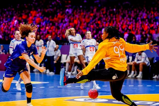 Bo van Wetering of the Netherlands throw the ball and goalkeeper Hatadou Sako of France Netherlands v France, 27th IHF Women s Handball World Championship, WM, Weltmeisterschaft - Main Round, Netherlands v France, Ahoy, December 8, 2025, Rotterdam, Netherlands.