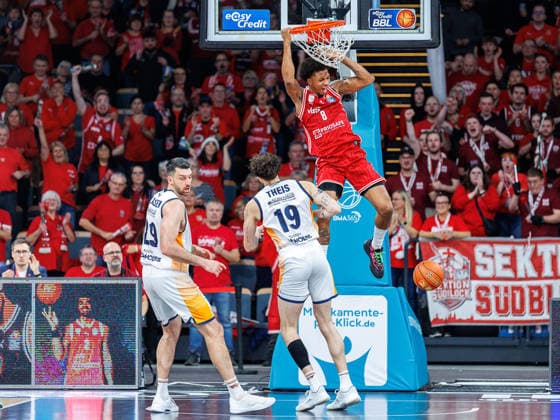 Sid Marlon Theis Rostock Seawolves, 19 , Demarcus Demonia BMA365 Bamberg Baskets, 08 , Dunking, BMA365 Bamberg Baskets vs Rostock Seawolves, Basketball, easyCredit BBL, 9 Matchday, 08 12 2025 BMA365 Bamberg Baskets vs Rostock Seawolves, Basketball, easyCredit BBL, 9 Matchday, 08 12 2025 Bamberg Copyright: xEibner-Pressefoto G.xSantemizx EP_EER
