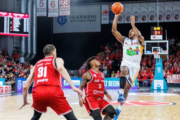 Daniel Keppeler BMA365 Bamberg Baskets, 31 , Cobe Williams BMA365 Bamberg Baskets, 24 , DeAndre Lansdowne Rostock Seawolves, 09 , BMA365 Bamberg Baskets vs Rostock Seawolves, Basketball, easyCredit BBL, 9 Matchday, 08 12 2025 BMA365 Bamberg Baskets vs Rostock Seawolves, Basketball, easyCredit BBL, 9 Matchday, 08 12 2025 Bamberg Copyright: xEibner-Pressefoto G.xSantemizx EP_EER