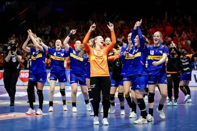 ROTTERDAM - The Dutch players celebrate their victory during the group match between France and the Netherlands in the main round of the World Handball Championship in Ahoy Rotterdam. ANP ROBIN VAN LONKHUIJSEN xVIxANPxSportx xxANPxIVx 544324472 originalFilename: 544324472.jpg