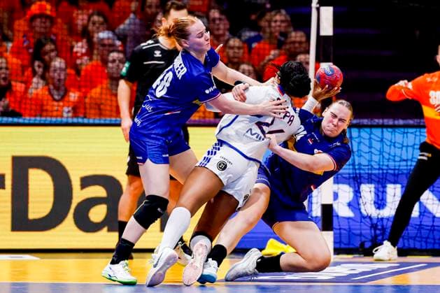 Pauletta Foppa of France and Dione Housheer of the Netherlands and Romee Maarschalkerweerd of the Netherlands fight for the ball Netherlands v France, 27th IHF Women s Handball World Championship, WM, Weltmeisterschaft - Main Round, Netherlands v France, Ahoy, December 8, 2025, Rotterdam, Netherlands.