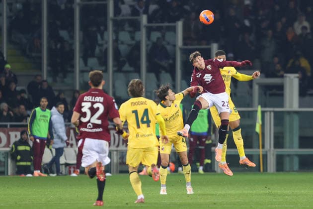 Milan™s Ruben Loftus Cheek jumps for the ball with Torino™s Cesare Casadei during the Serie A soccer match between Torino and A.C Milan at the Olimpico Grande Torino Stadium in Torino, Italy - Monday, December 8, 2025. - Soccer .  Copyright: xTanoxPecoraro LaPressex
