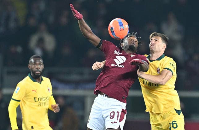 December 8, 2025, Turin, Italy: Torino s Duvan Zapata and Milan s Matteo Gabbia in action during the italian Serie A soccer match Torino FC vs AC Milan at the Olimpico Grande Torino Stadium in Turin, Italy, 8 December 2025 ANSA ALESSANDRO DI MARCO. Serie A: Torino FC - AC Milan  - ZUMAa110 20251208_zaf_a110_054 Copyright: xAlessandroxDixMarcox