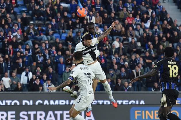 Head tackle by Idrissa Toure (Pisa) and Lautaro Rodrigo Valenti (Parma) during Pisa SC vs Parma Calcio, Italian soccer Serie A match in Pisa, Italy, December 08 2025  Copyright: xGabrielexMasotti IPAxSportx xipa-agency.netx xx IPA_68930070 IPA_Agency_IPA68930070