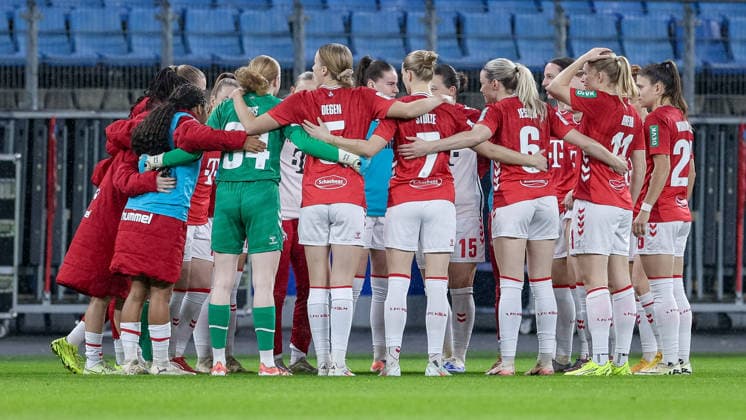 Players of 1 FC Köln swear in with a team circle, team circle, speech, motivation, THE DFB GUIDELINES PROHIBIT ANY USE OF PHOTOGRAPHS AS IMAGE SEQUENCES AND OR QUASI VIDEO DFB REGULATIONS PROHIBIT ANY USE OF PHOTOGRAPHS AS IMAGE SEQUENCES AND OR QUASI VIDEO , 08 12 2025, Hamburg Germany , Football, Google Pixel Women Bundesliga, Hamburger SV 1 FC Köln xobx