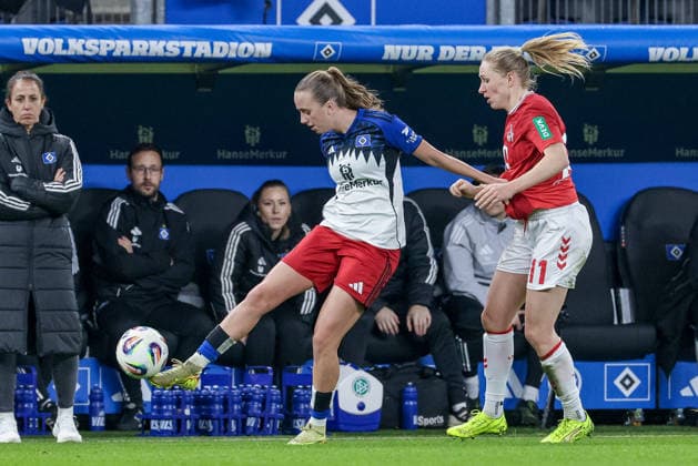from left Victoria Schulz Hamburger SV, 19 and Pauline Bremer 1 FC Köln, 11 in a duel, dynamic, action, action, game scene, THE DFB REGULATIONS PROHIBIT ANY USE OF PHOTOGRAPHS AS IMAGE SEQUENCES AND OR QUASI VIDEO , 08 12 2025, Hamburg Germany , Football, Google Pixel Womens Bundesliga, Hamburger SV 1 FC Köln xobx